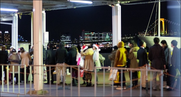 乗船する前にコスしている人死んでた 乗船する前にコスしている人死んでた