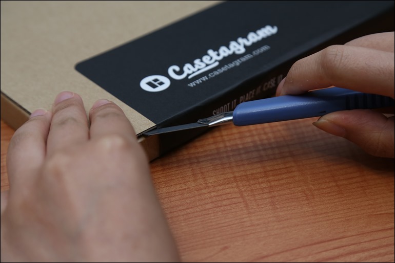 カッターでつつーっと。 カッターでつつーっと。