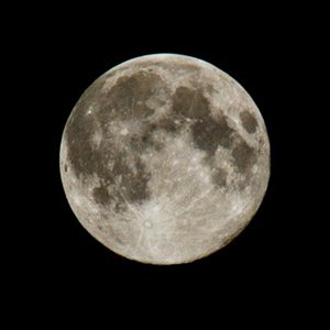 【中秋の名月】見事な満月を一眼レフにてセッティングしながら撮影してみました。