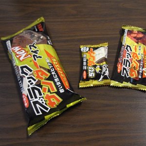 ゴロゴロしたココアクッキーの食感がたまらない！新しくなったNewブラックサンダーアイスを食べてみた