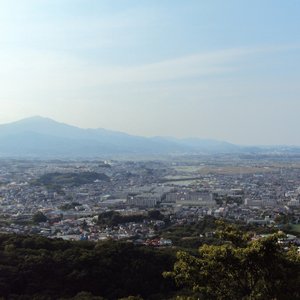 夜景で有名な湘南平の電波塔（南京錠だらけ）に昼間、行ってきました。